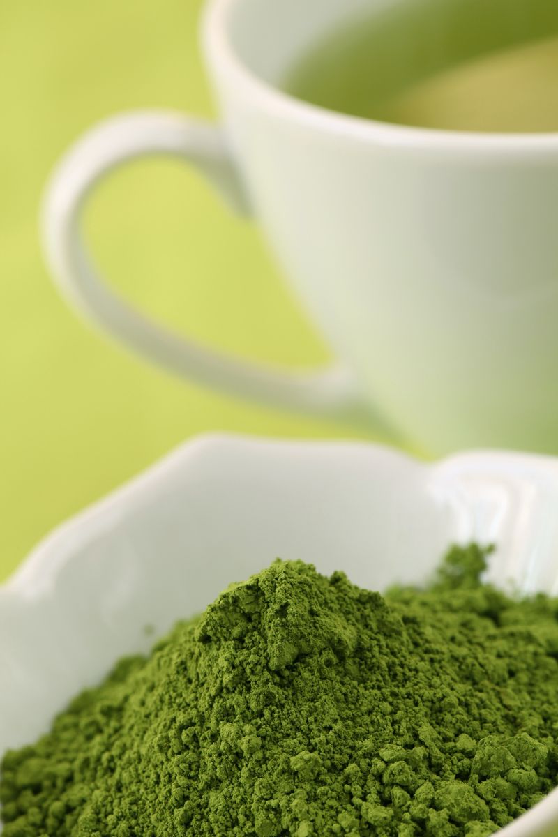 Matcha-Pulver-Grüner-Tee Matcha Pulver und Tess mit grünem Tee
