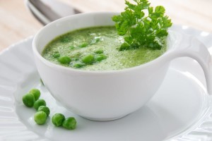 Erbsen-Matcha-Suppe