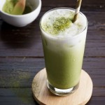 Matcha-Latte mit Strohhalm