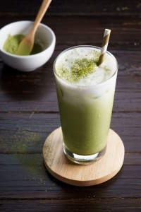 Matcha-Latte mit Strohhalm