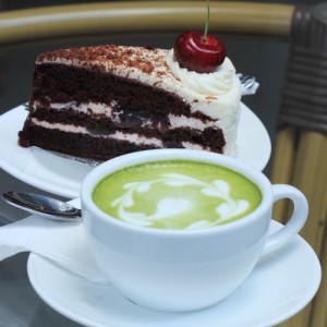 Matcha als Alternative zu Kaffee mit Torte