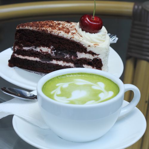 Matcha als Alternative zu Kaffee mit Torte Matcha als Alternative zu Kaffee mit Torte