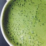 Premium Matcha Tee schaumig aufgeschlagen