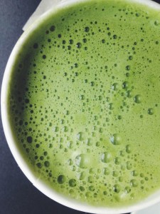 Premium Matcha Tee schaumig aufgeschlagen