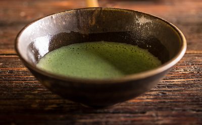Matcha Tee zubereitet in Matcha Schale Matcha Tee zubereitet in Matcha Schale